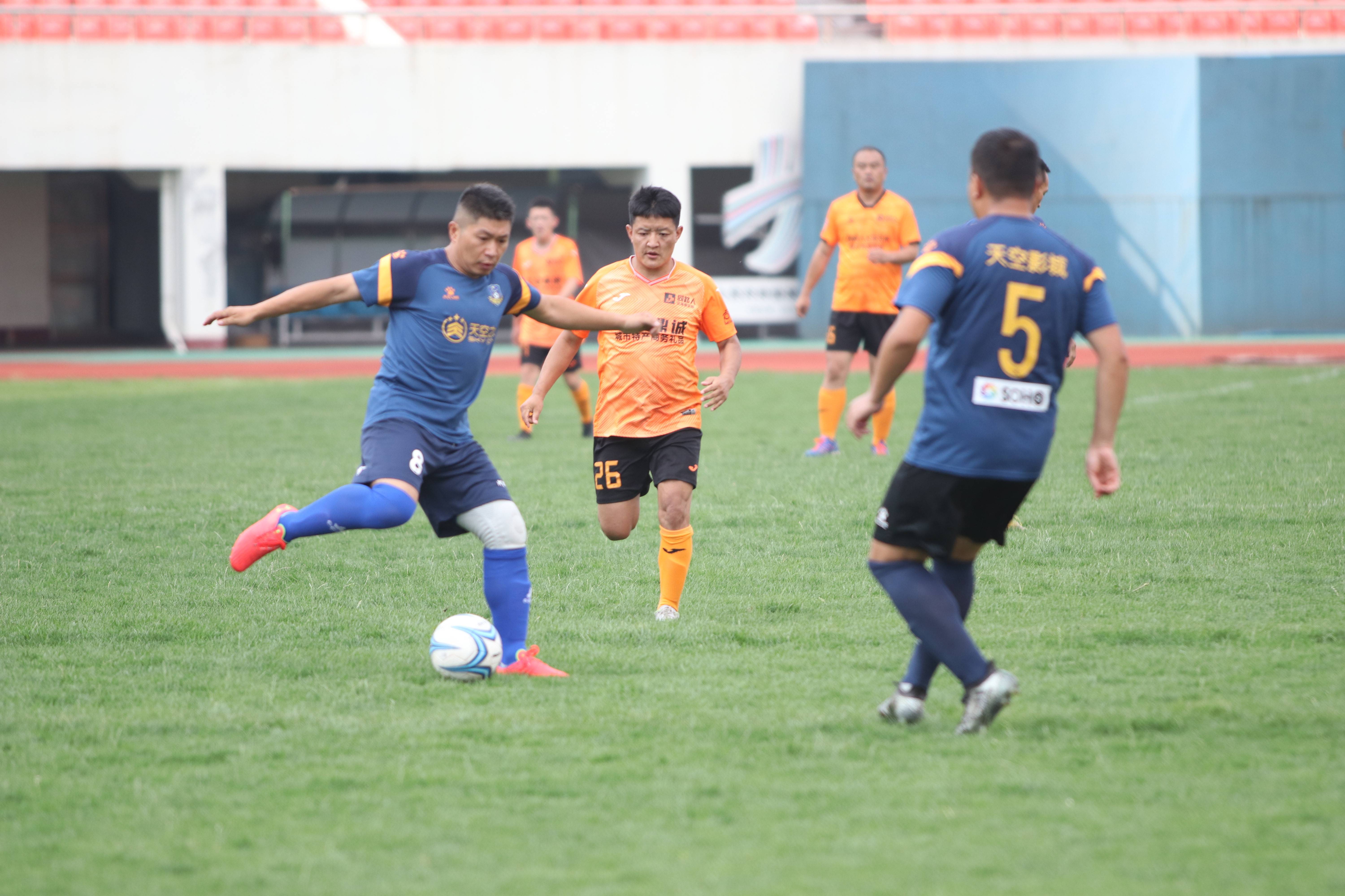 包含国内足球赛事再度热烈展开，场面激烈的词条