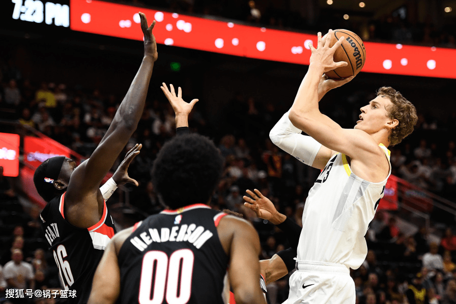 开拓者客场惊险战胜爵士