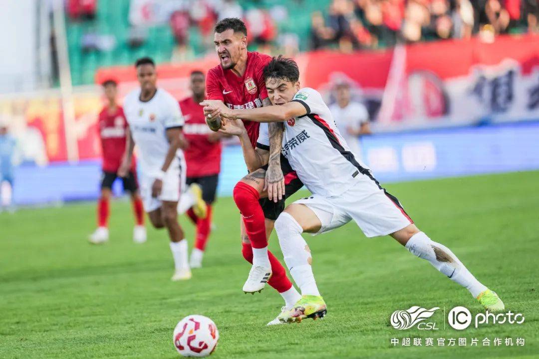 新外援表现抢眼，带领球队获得胜利